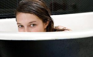 Little boobs broad Violeta showing her wet body for the cam