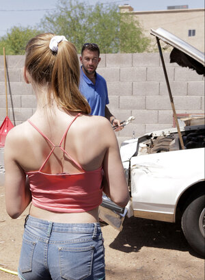 Youthful broad gets pounded by her bf in a car on her way home