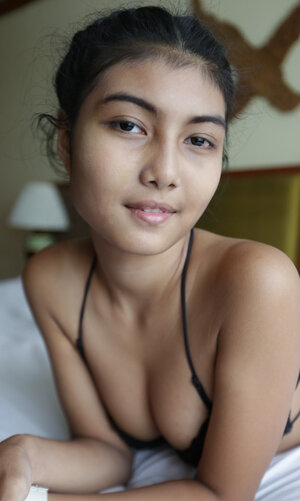 Pauw is just about the cutest Oriental brunette in the world