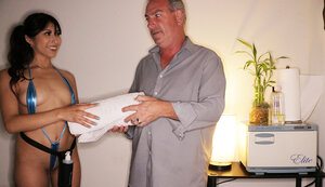 Penelope Woods gives head penis during a massage for an mature user