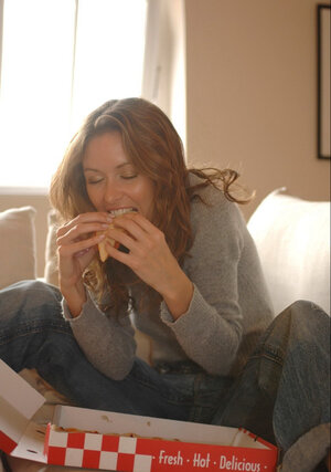 Solitary girl Nikkala Stott gets naked after having a bite to eat