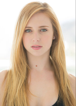 Blonde Taylor Whyte enjoys playing with her fuck hole while spreading her legs