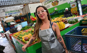 Beautiful glasses broad refuses to take them off before sucking
