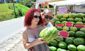 Elisa Odiosa seems to want to make love a... big watermelon