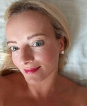 Blonde with a big forehead showing her splendid boobs