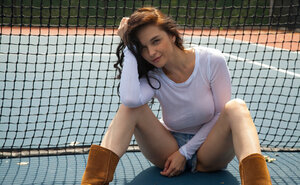 Young and fresh stunner lifts her slinky shirt to show off big tits on the tennis court