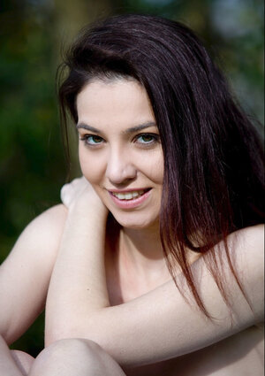 Mesmerizing brunette Jessica Malone seductively poses nude under the sun