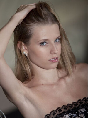 Nude screenshot session of the girl with amazing titties takes place in the dungeon