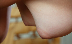 Natural beauty doesn’t hesitate to spread legs & show her oozy cunny