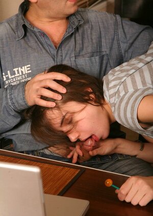 Short-haired 18-19 y.o. sexually rewards grown-up programmer for repairing her laptop