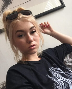 Sultry Polish xxx star flashes boobs and trimmed cunt in private pictures