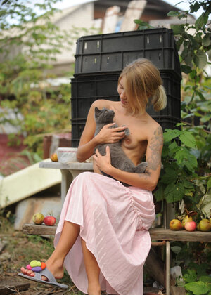 Slender blonde wakes up and moreover goes in the garden to play with her pretty cat