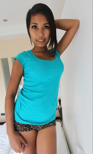 Fellow hooks up with Asiatic cutie pie and besides brings at his place for more fun