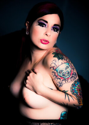 Boobalicious brunette illuminates a dark room with her nude bra buddies and tushy